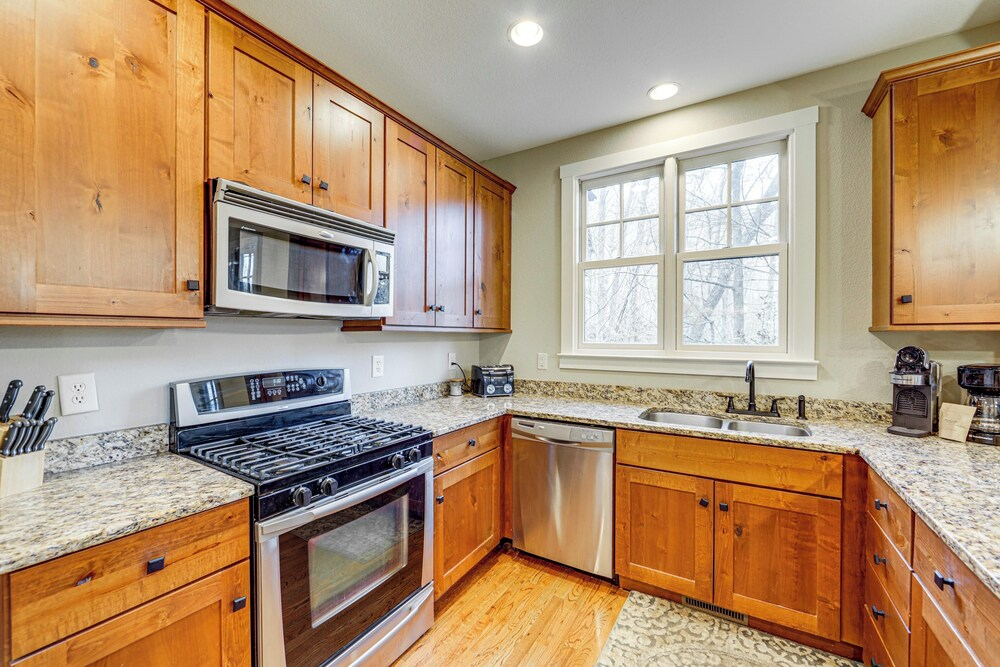 4 Mi to Bear Creek Lake! Serene Escape w/ Deck