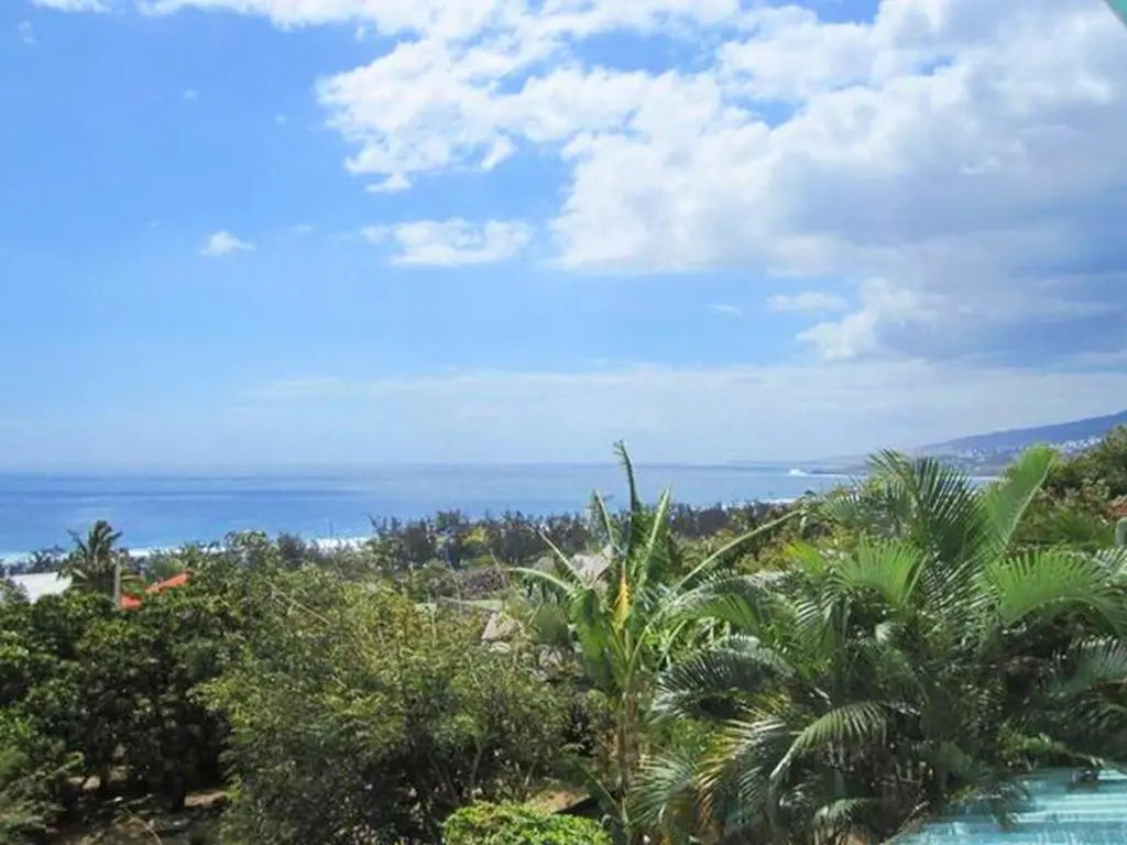 Studio a Saint Leu a 500 m de la plage avec vue sur la mer piscine partagee et jardin clos