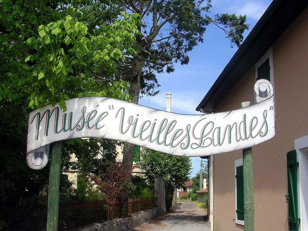 Apartment With 2 Bedrooms in Onesse-laharie, With Pool Access and Encl