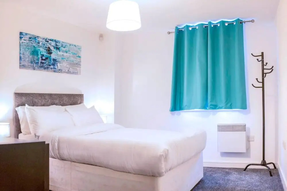 Modern 2 Bedroom Apartment in City Centre With Balcony