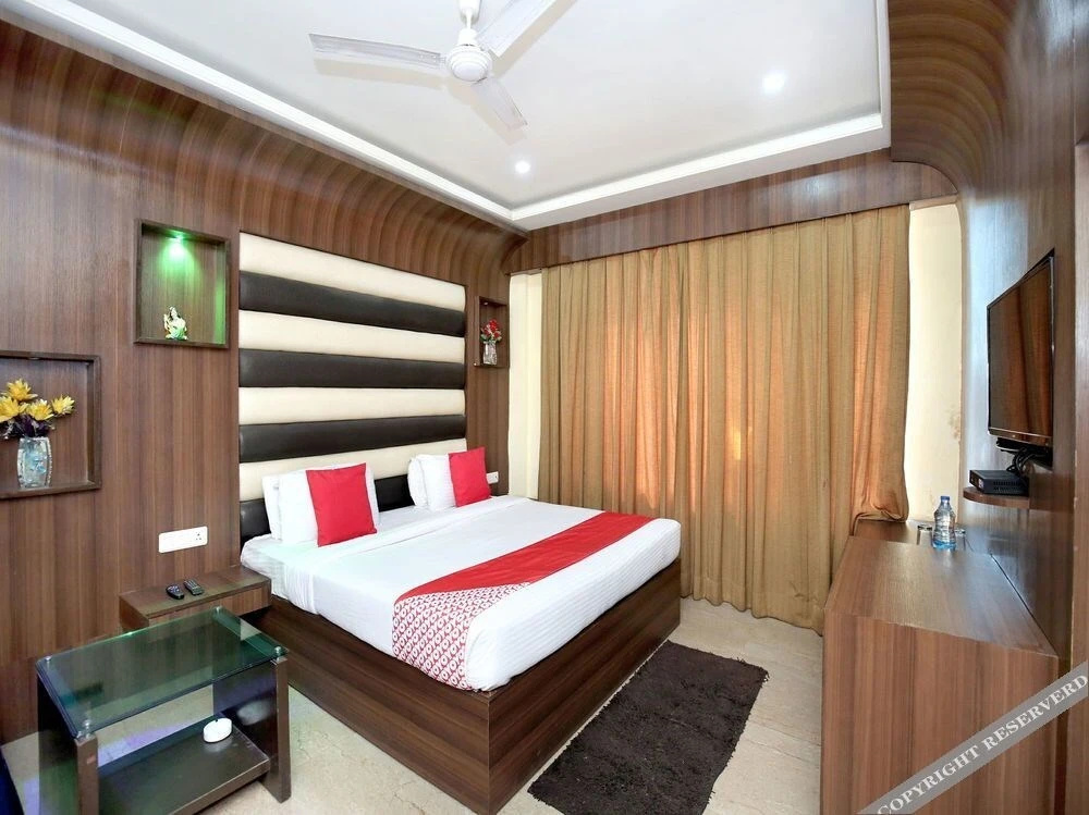 Majestic Crown by OYO Rooms