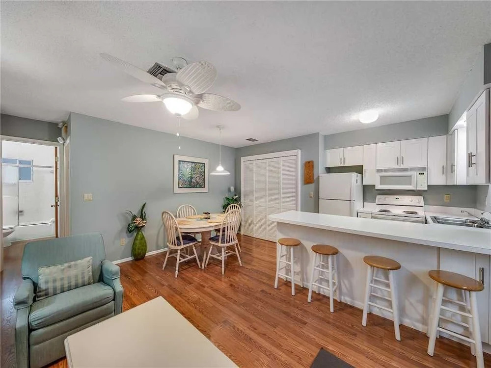Sea Horse Upper Level, 3 Bedrooms, Sleeps 10, Heated Pool, Pet Friendly