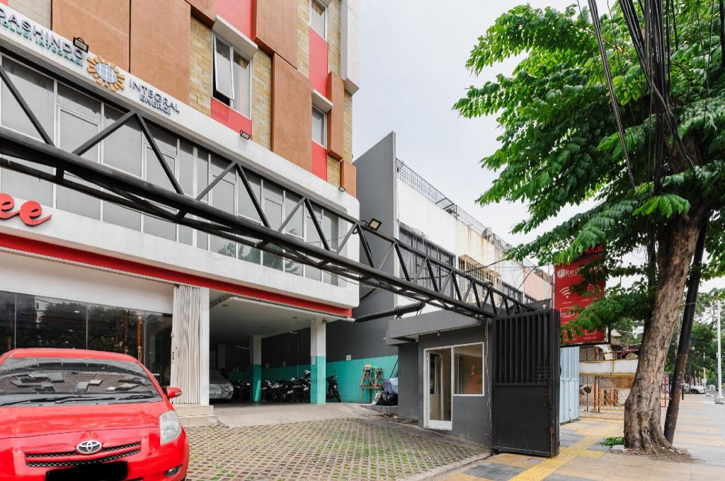 RedDoorz Plus near Mall Ciputra Jakarta