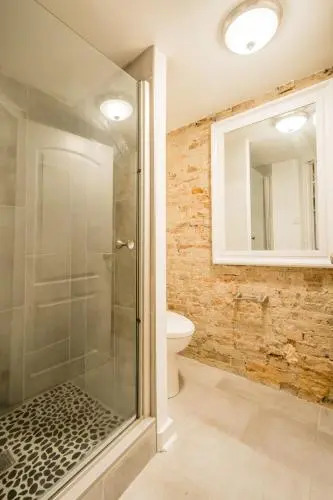 LazyKey Suites - Stylish 2BD Loft in the Heart of Old City
