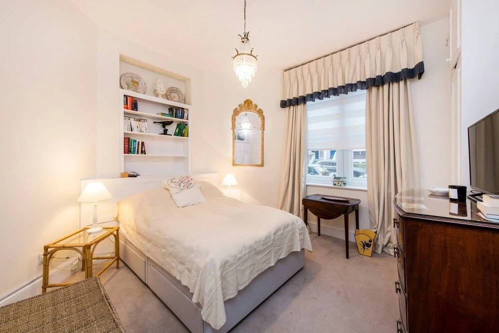 Traditional British 1 Bed Beside Battersea Park