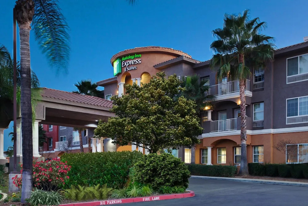 Holiday Inn Express & Suites Corona by IHG