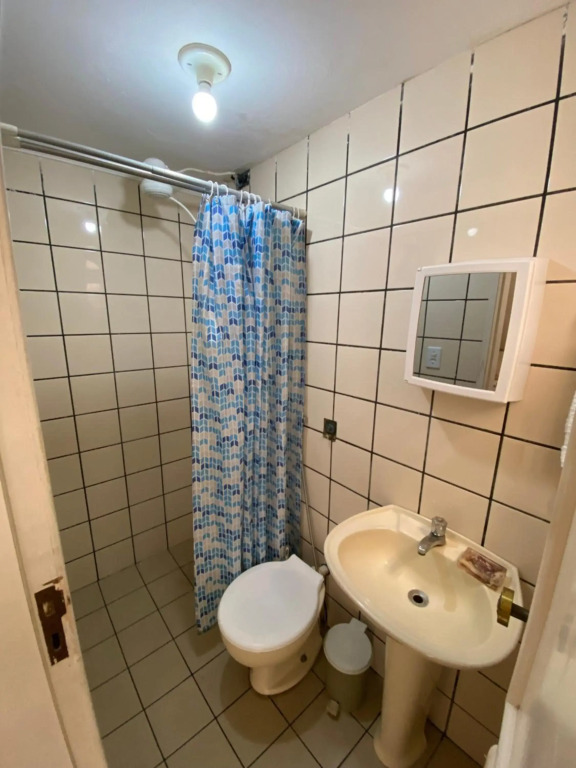 Cantinho do SOSSEGO, a 2 km da praia de Itapuã, no centro da cidade, wifi, ideal para CASAL