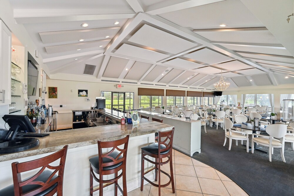 Golf Retreat w/ Pool Access: 3 Mi to Dtwn Naples
