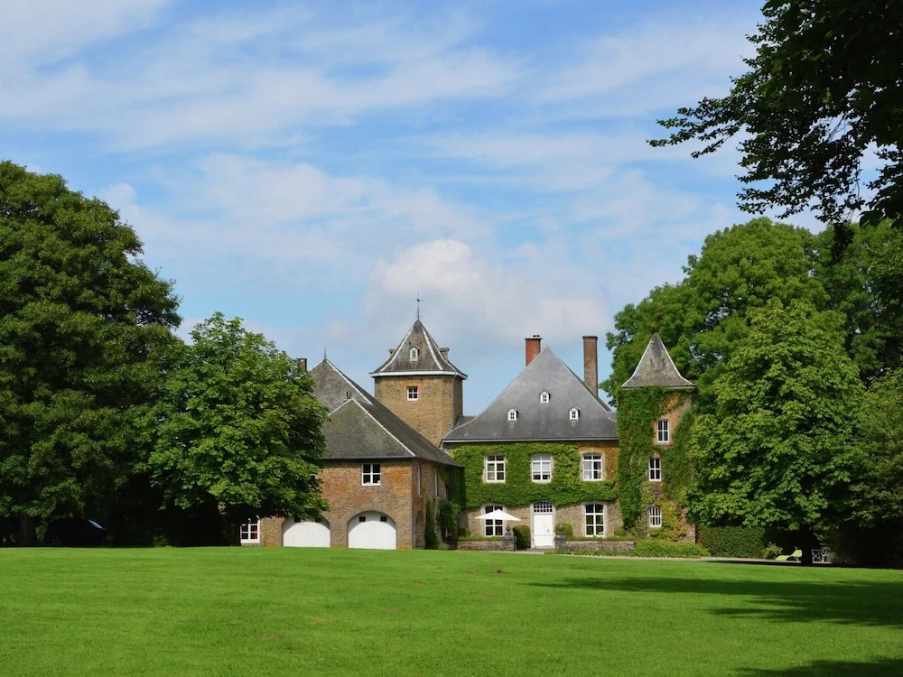 Wonderful Loft near Bastogne in Castle of Xviith History