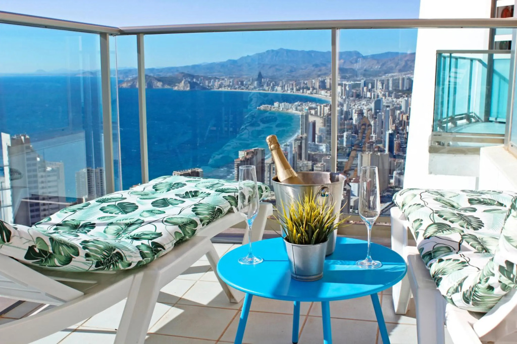 Sky High apartment on the 38th floor - Sea views