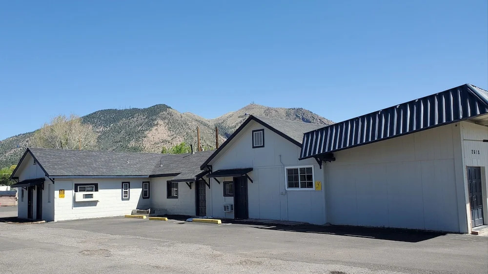 PineCrest Inn & Suites