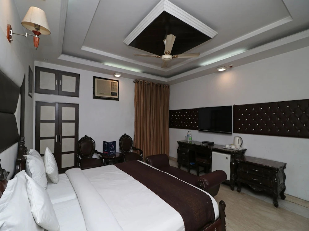 OYO 11201 Near Bhikaji Cama Place