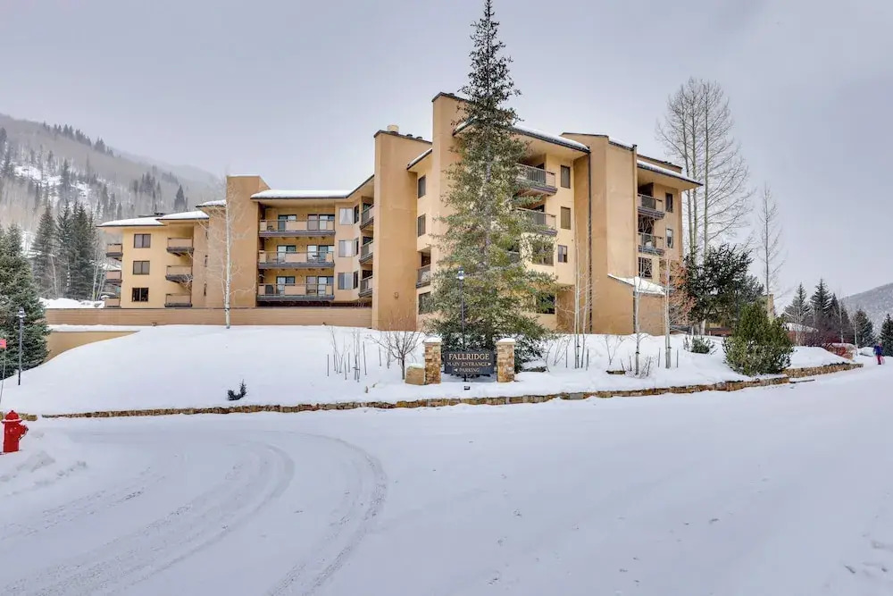 Condo w/ Hot Tub Access - Quick Bus Trip to Ski!