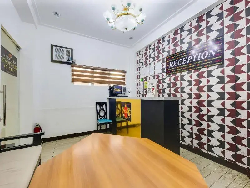 895 Golden Majestic Pension Inn