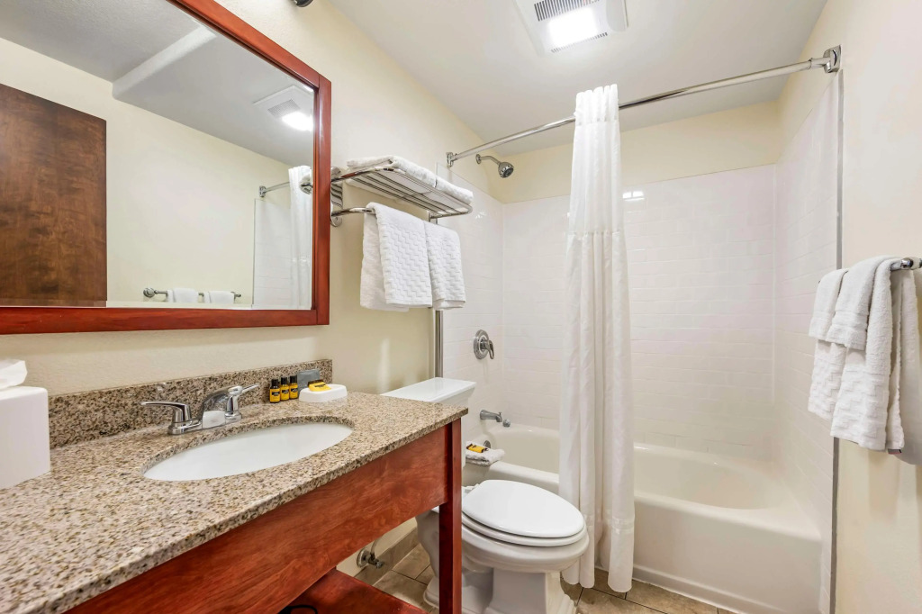 Eagle Lodge and Suites