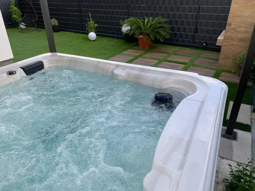Hedonist-Luxury 2 bedroom apartment with private garden and free parking