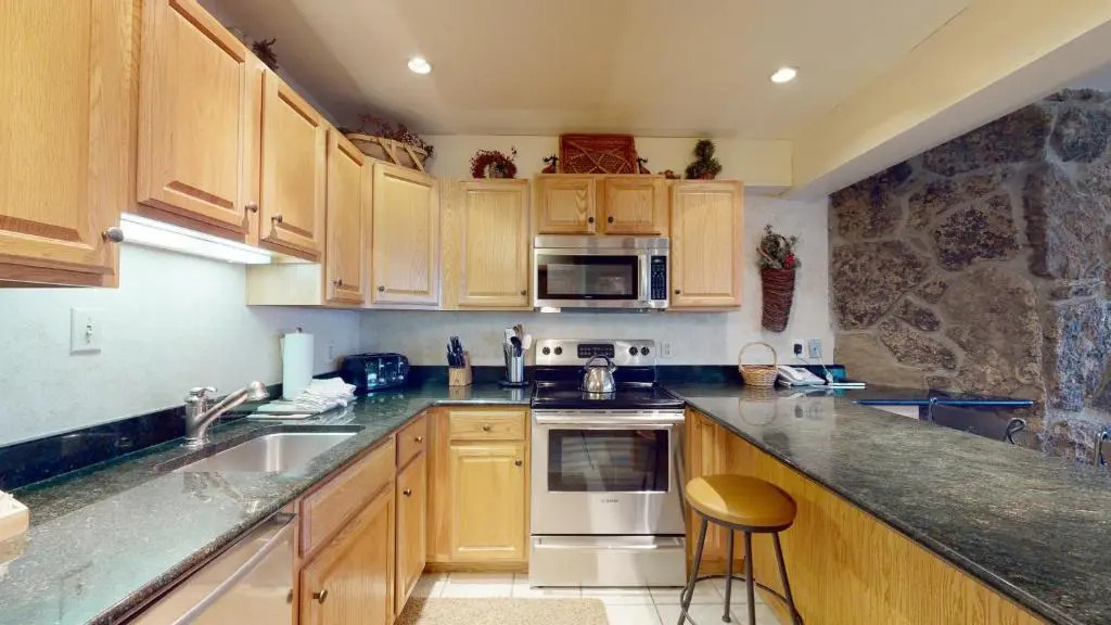Laurelwood Condominiums Studio Premier Unit 306