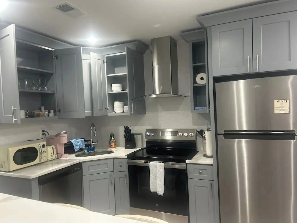 Cozy 2-3 Bedroom Apartment in Center City