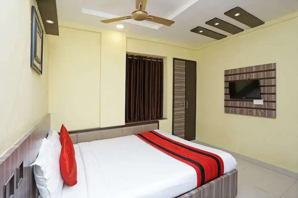 OYO 9818 Hotel Diamond Plaza