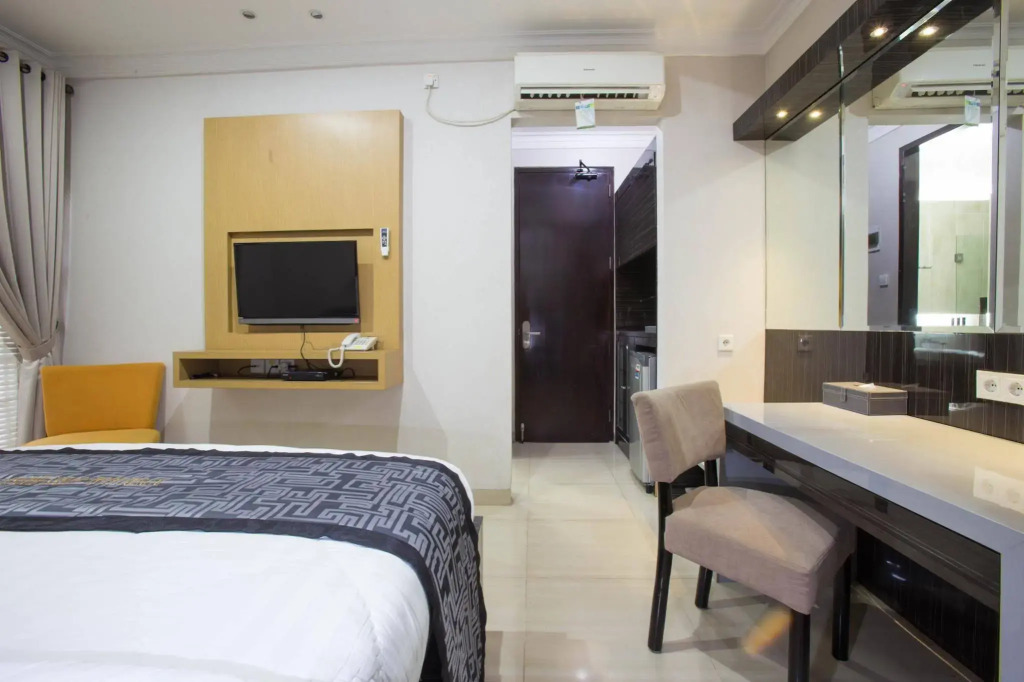 RedDoorz Plus near Pondok Indah Mall