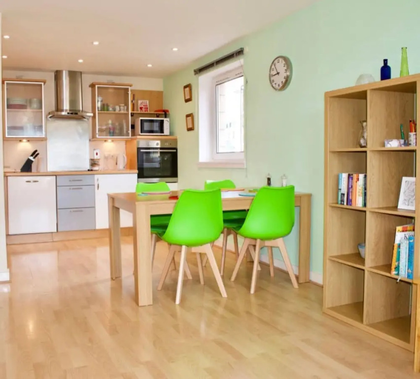 Colourful and Spacious 2 Bedroom Leith Home
