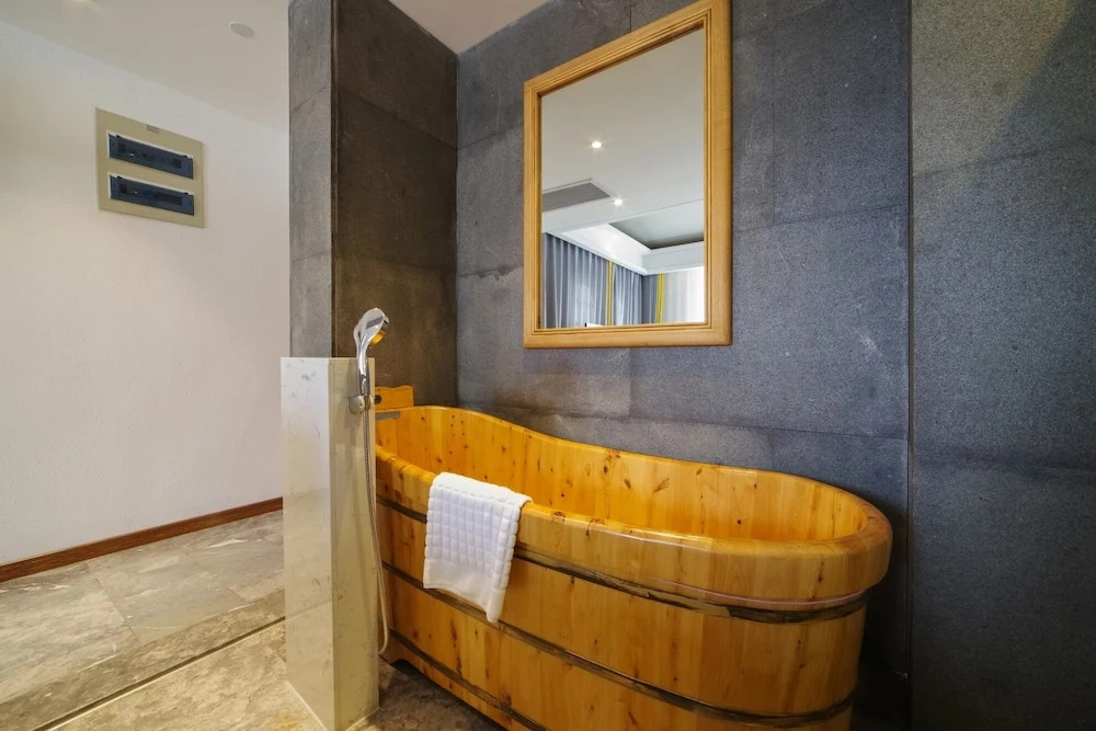 Qiandaohu Jinling Landscape Beer Hot Spring Hotel