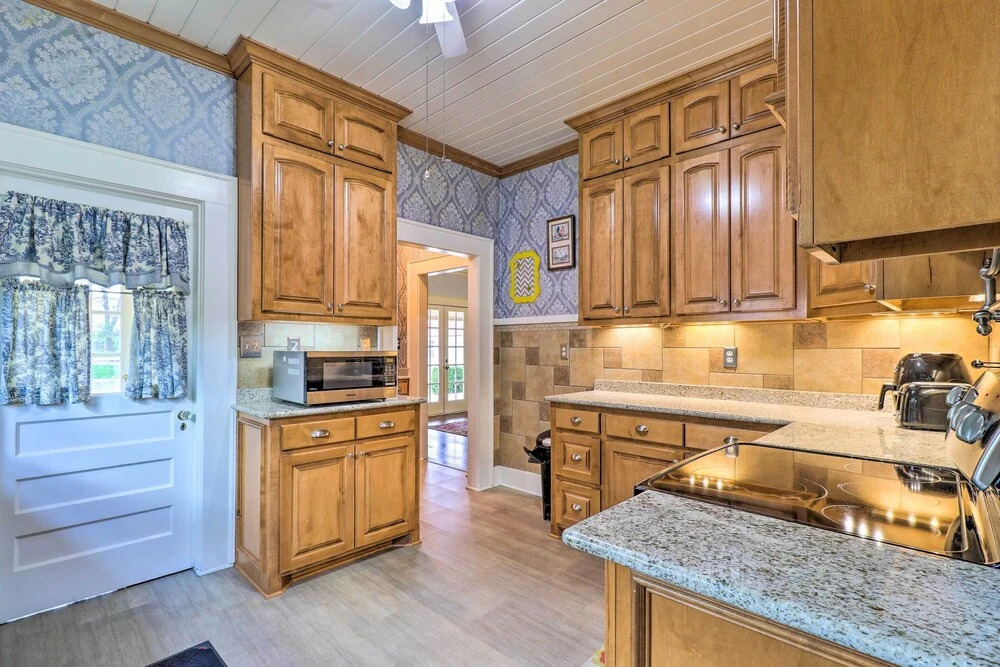 1920s Corsicana Home: Group Getaway Near Downtown!