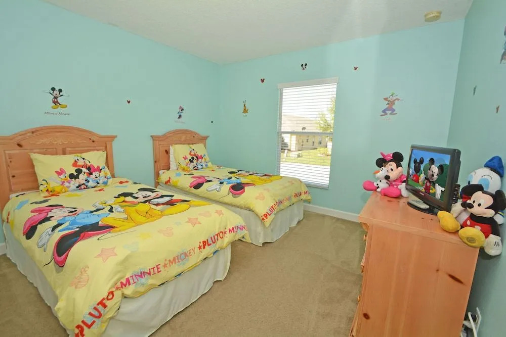 345 Woodward Place 4 Br villa by RedAwning