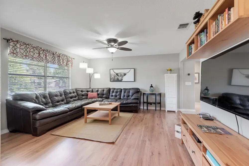 Stylish Home Lrg Yard W/games Grill Hot Tub