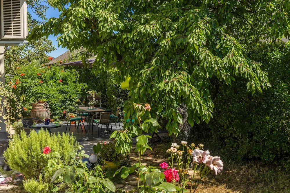 Cozy Home with Private Garden - Happy Rentals