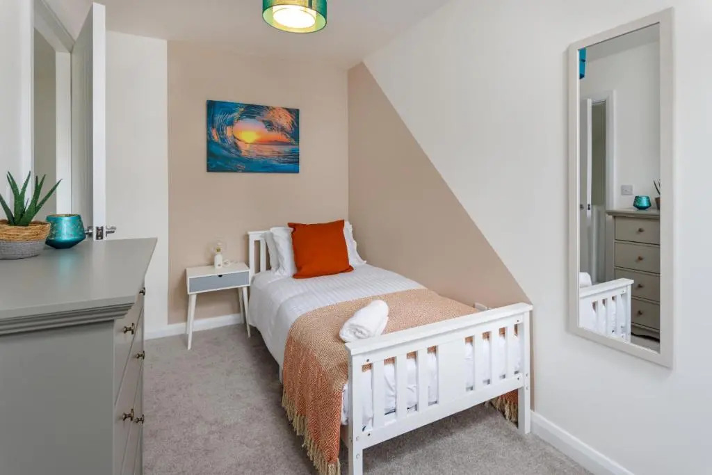 Air Host and Stay - Beautiful new build 3 bedroom house sleeps 5 minutes from LFC 14