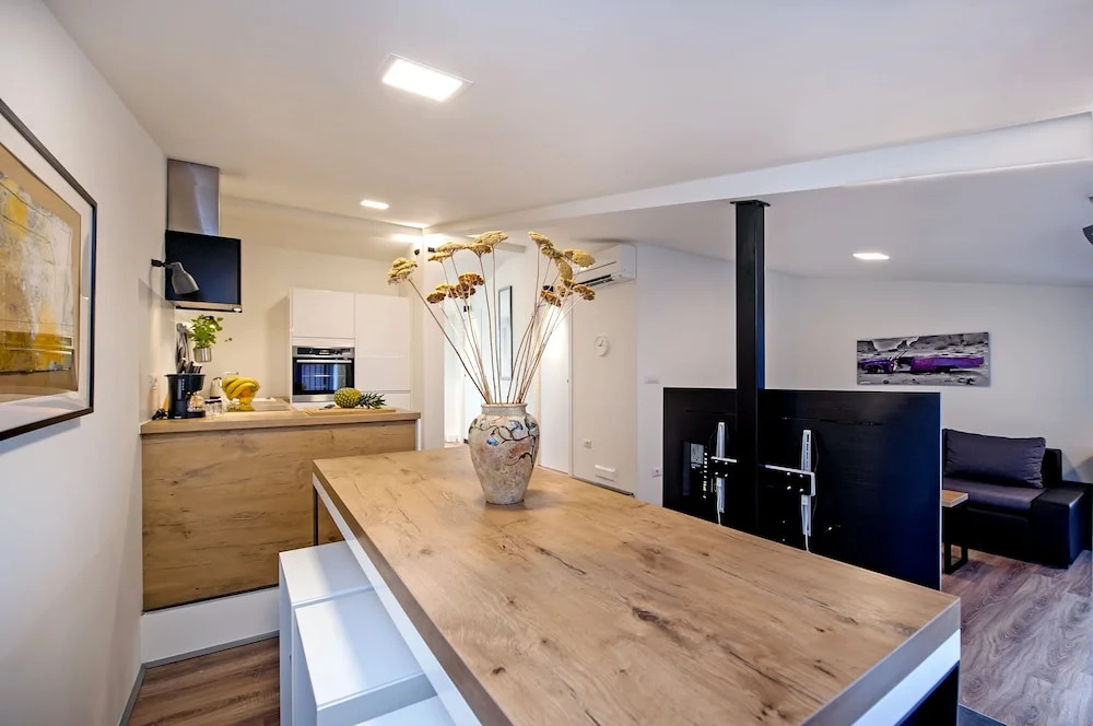 Lakovich Sea view Apartment by Irundo