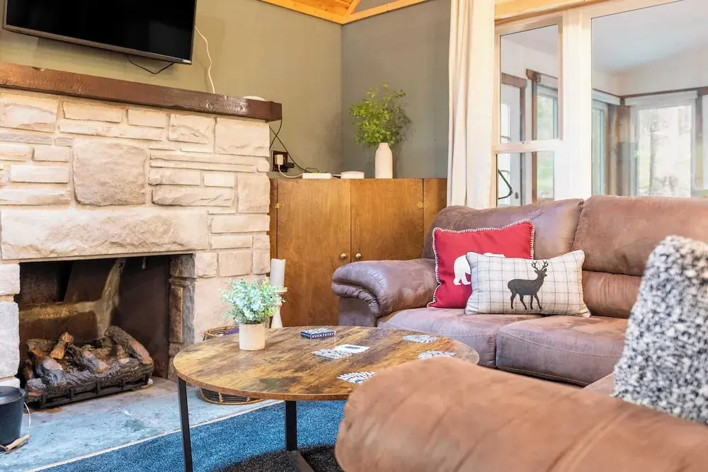Arrowhead Lake Retreat by Avantstay Shared Pool, Game Room, Firepit