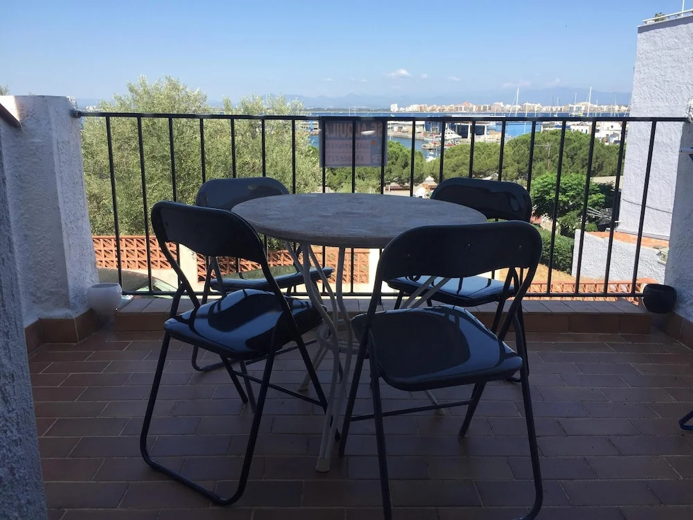 House With one Bedroom in Roses, With Wonderful sea View, Furnished Terrace and Wifi Near the Beach