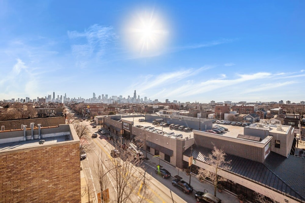 Spacious 4BR 2BA Unit in Ukrainian w 2 Balconies