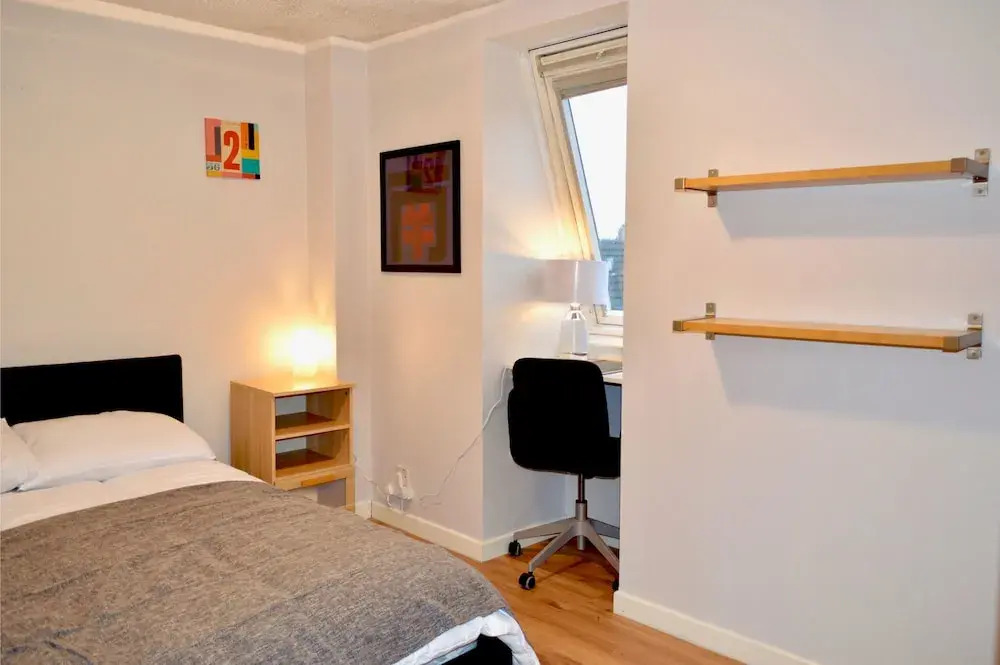 Spacious and Light 3 Bedroom Flat in Scenic Canonmills