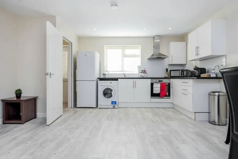 Cosy 2BR Maisonette Near Hospital & Stations