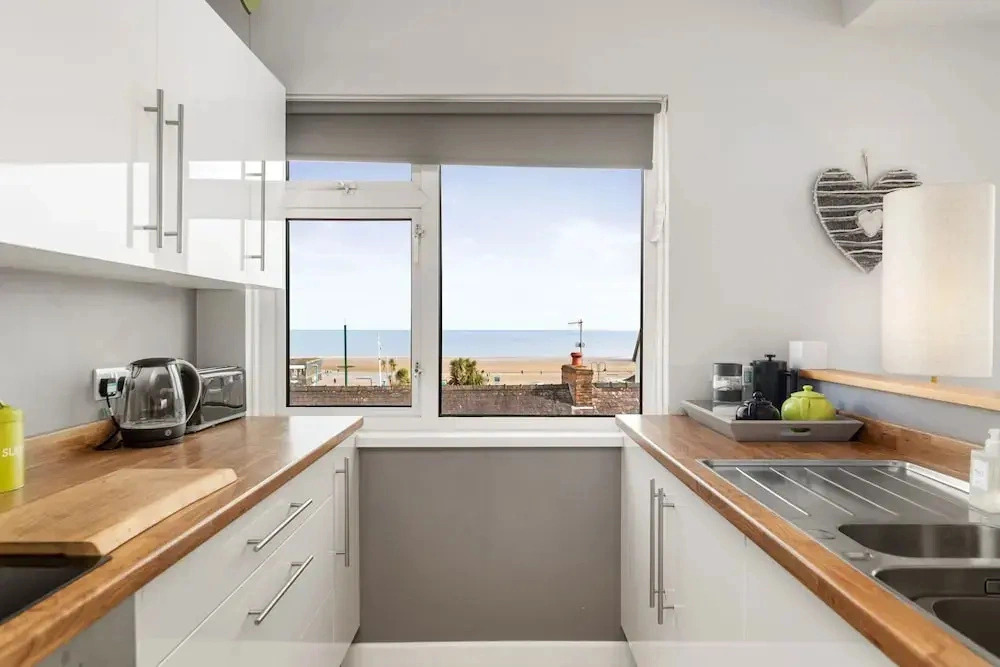 The Bay Apartment - Sea Views Village Centre