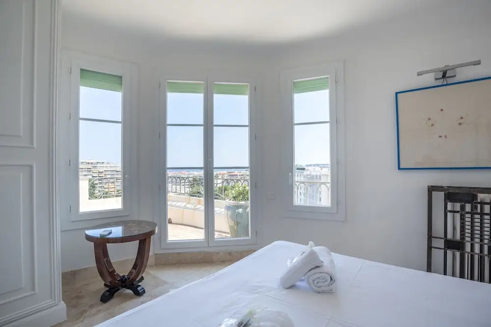 Art Deco Apartment terrace by Weekome