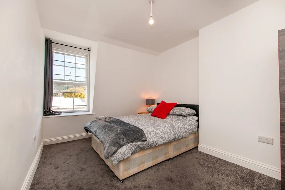 2 Bed Flat in Pedestrianized High Street