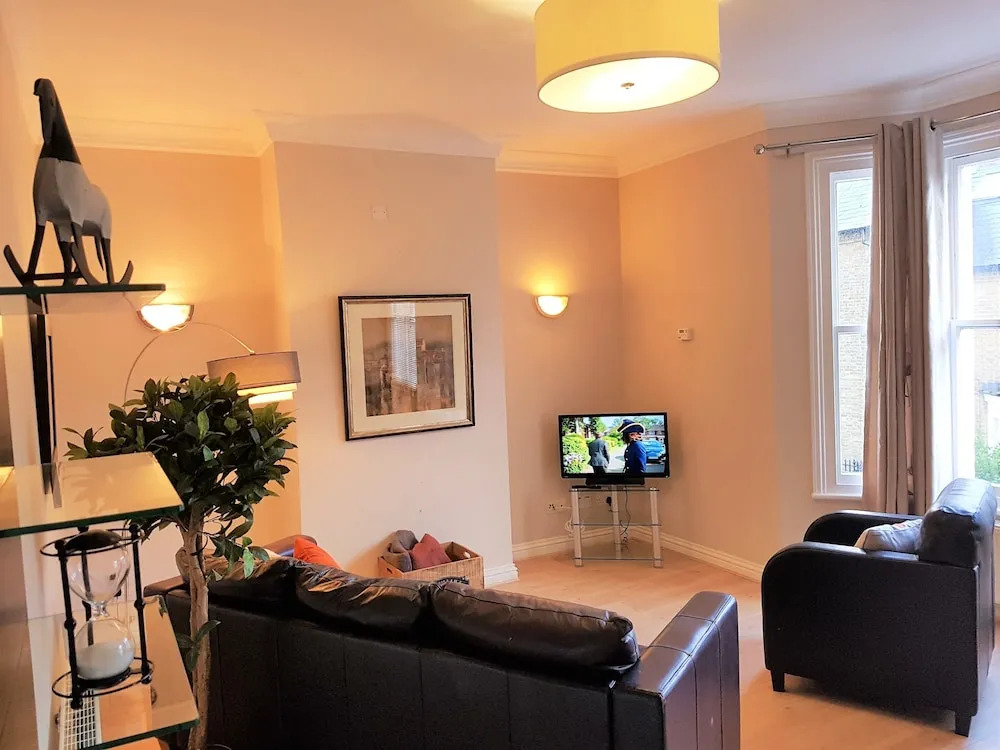 Norwich Street Apartments (Peymans)