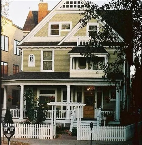 Crescent Lily Inn B&B
