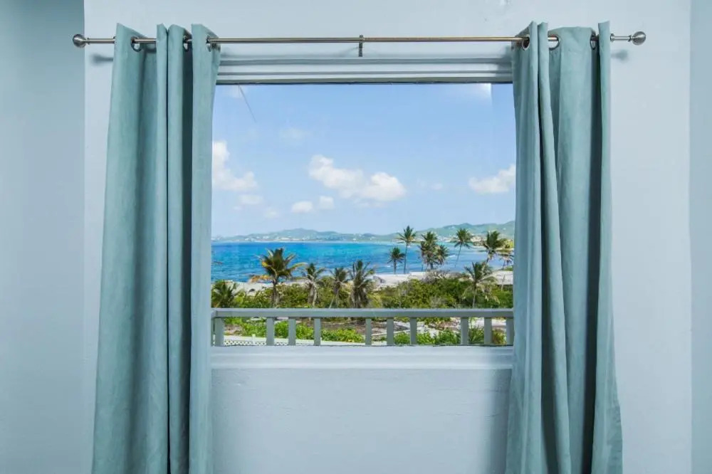 Dramatic views from this specious 1bd/1bth