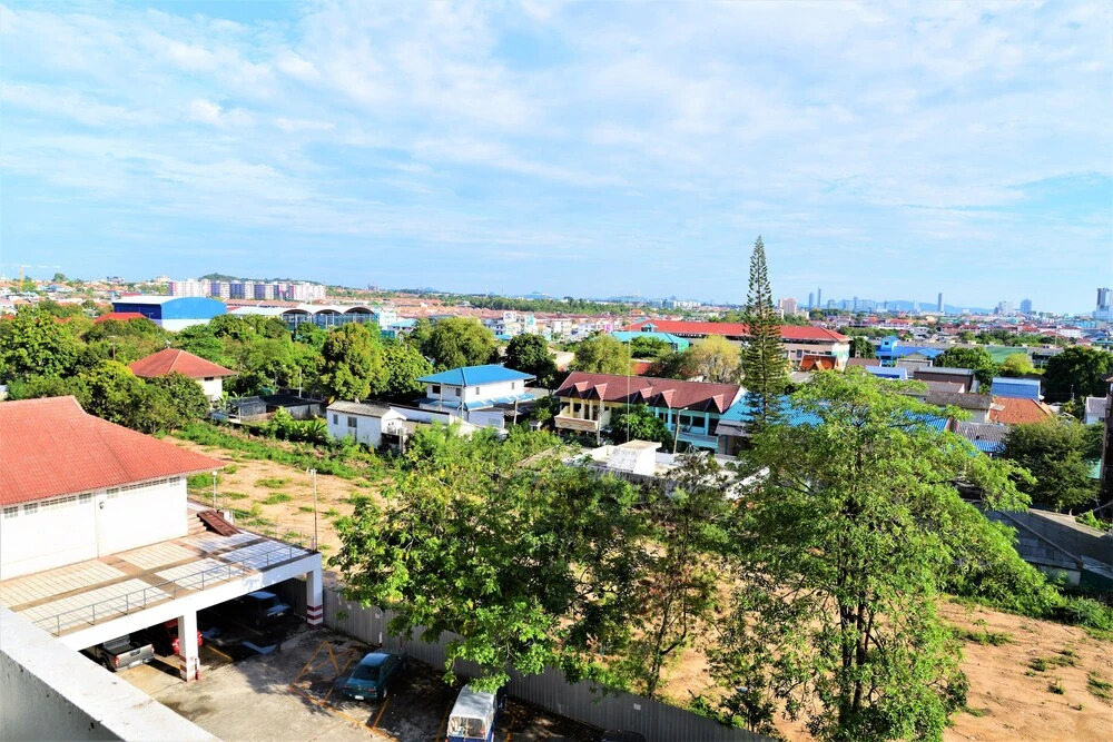 Pattaya Plaza Condotel large studio apartment Sukhumvit