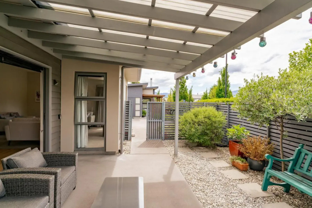 Urban Oasis - Wanaka Holiday Home