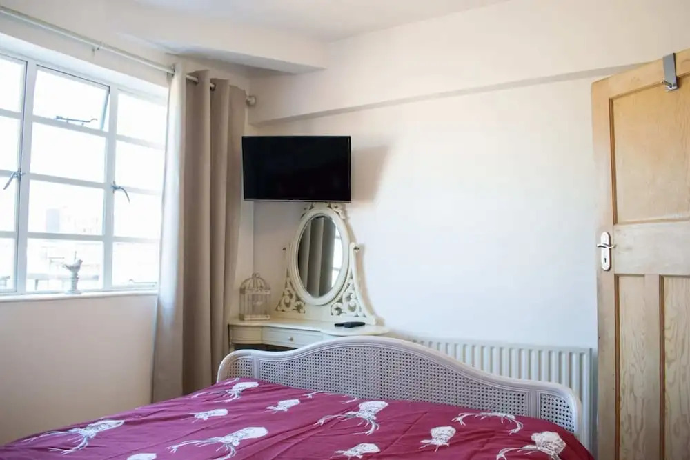 Beautifully Decorated Contemporary 2 Bedroom Flat