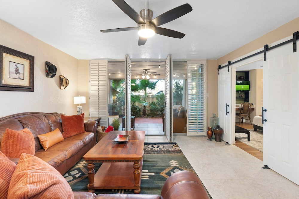 Walk to Old Town & Fashion Square, Condo w/ Patio