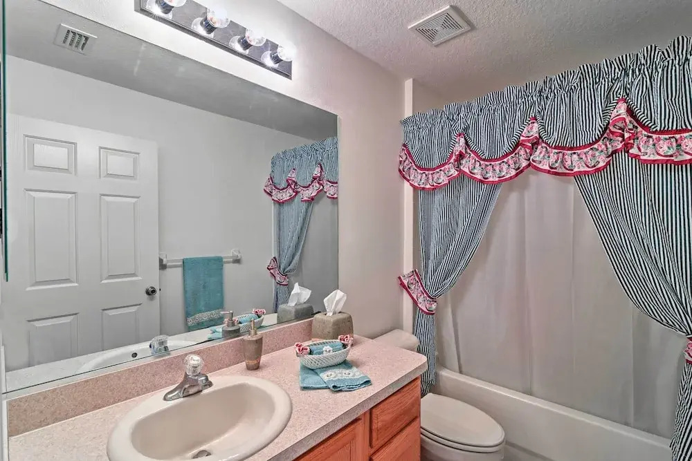 Bright Spring Hill Home: 5 Mi to Weeki Wachee Park