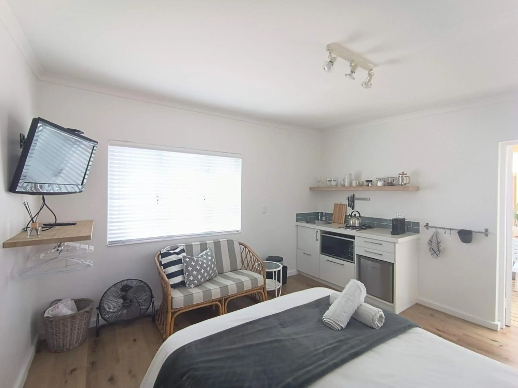 Caren's Hideaway - 7 min walk to Beach & Covered Patio, Braai & WIFI