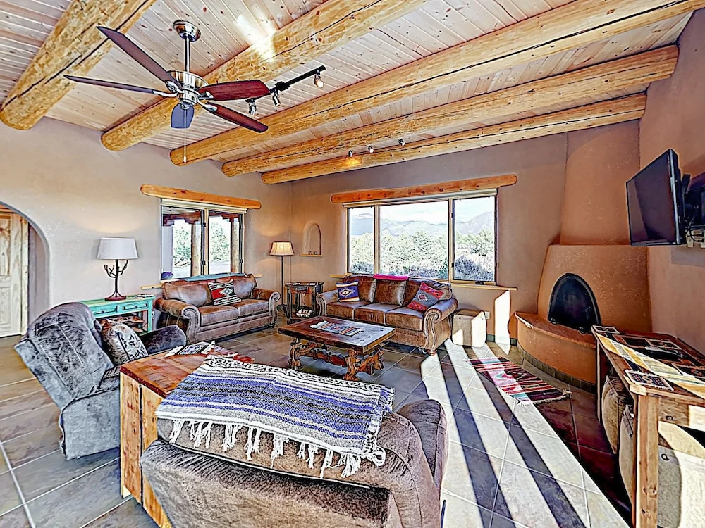 All-New Desert Hideaway: Mountain Views & Hot Tub home